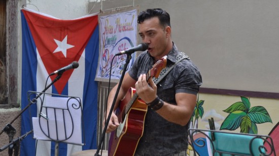 El trovador Carlos Dragoní, fue el invitado a la primera peña de Alma Cubana. El trovador Carlos Dragoní, fue el invitado a la primera peña de Alma Cubana.