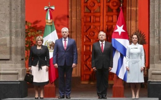 López Obrador recibió a Díaz-Canel Bermúdez en el Patio de Honor de Palacio Nacional, acompañan a los presidentes, sus esposas, Beatriz Gutiérrez y Lis Cuesta. Foto: @GobiernoMX/Twitter. López Obrador recibió a Díaz-Canel Bermúdez en el Patio de Honor de Palacio Nacional, acompañan a los presidentes, sus esposas, Beatriz Gutiérrez y Lis Cuesta. Foto: @GobiernoMX/Twitter.