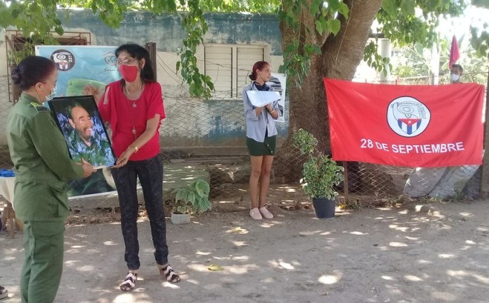 El reconocimiento cederistas destacados se extendió a barrios, centros laborales y viviendas. Foto: Danay Naranjo Viñales El reconocimiento cederistas destacados se extendió a barrios, centros laborales y viviendas. Foto: Danay Naranjo Viñales