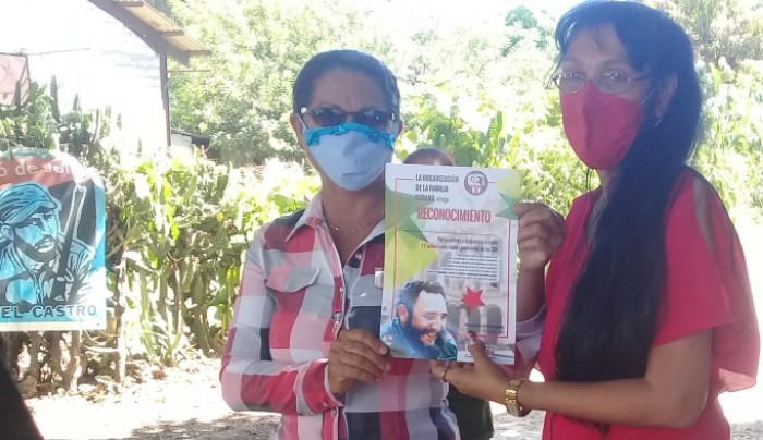 Amarilis Lorenzo Puga recibe el reconocimiento como cuadro destacado. Foto: Danay Naranjo Viñales Amarilis Lorenzo Puga recibe el reconocimiento como cuadro destacado. Foto: Danay Naranjo Viñales