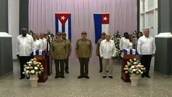 El General de Ejército Raúl Castro en la última Guardia de Honor a los restos de Mariana y Céspedes antes de ser inhumados. Foto: ACN El General de Ejército Raúl Castro en la última Guardia de Honor a los restos de Mariana y Céspedes antes de ser inhumados. Foto: ACN