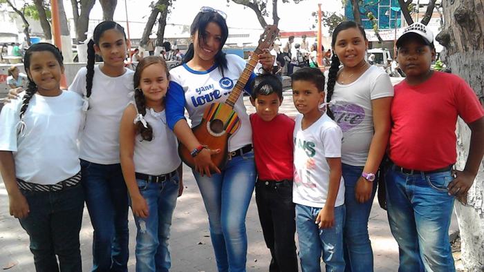 Yaniluz Cordoví Vega con sus alumnos.