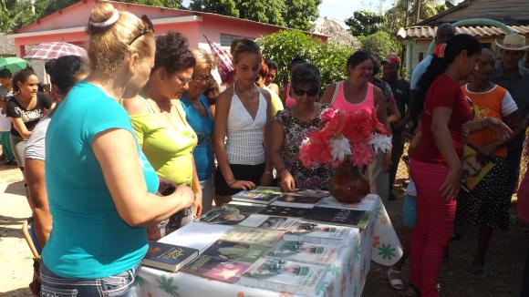 Exposición literaria en tributo de la FMC a Fidel Castro en Amancio. Foto: Rafael Aparicio Coello Exposición literaria en tributo de la FMC a Fidel Castro en Amancio. Foto: Rafael Aparicio Coello