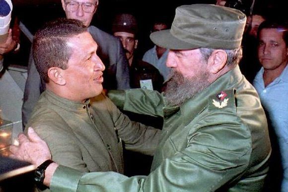 Recibe al pie de la escalerilla del avión en el aeropuerto José Martí al Tte. Coronel (r) Hugo Chávez Frías, líder del Movimiento Bolivariano Revolucionario 200, quien llega invitado por el Historiador de la Ciudad, Eusebio Leal Spengler, 13 de diciembre de 1994. Foto: Estudios Revolución/Fidel Soldado de las Ideas. Recibe al pie de la escalerilla del avión en el aeropuerto José Martí al Tte. Coronel (r) Hugo Chávez Frías, líder del Movimiento Bolivariano Revolucionario 200, quien llega invitado por el Historiador de la Ciudad, Eusebio Leal Spengler, 13 de diciembre de 1994. Foto: Estudios Revolución/Fidel Soldado de las Ideas.