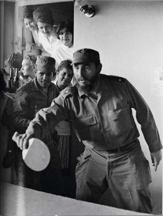 Jugando tenis de mesa en una escuela en Santiago de Cuba. 1964. Foto: Lee Lockwood
