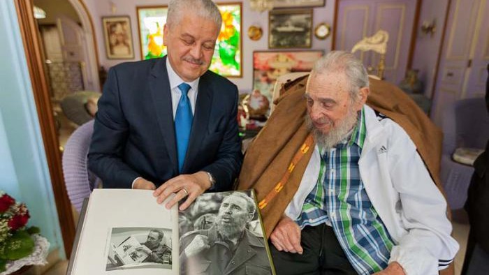 El Comandante en Jefe Fidel Castro Ruz y el Excelentísimo Señor Abdelmalek Sellal. Foto: Alex Castro
