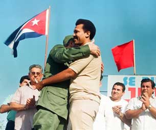 Fidel Castro abraza a Pedro Jiménez Espinosa, Primer Secretario del PCC en Jobabo el 31 de marzo de 1996.