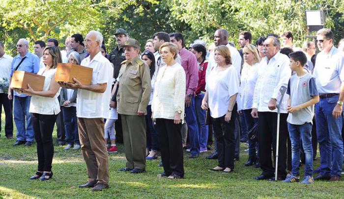 En presencia del General de Ejército y otros familiares fueron inhumados los restos de los hermanos Angelita y Ramón Castro Ruz