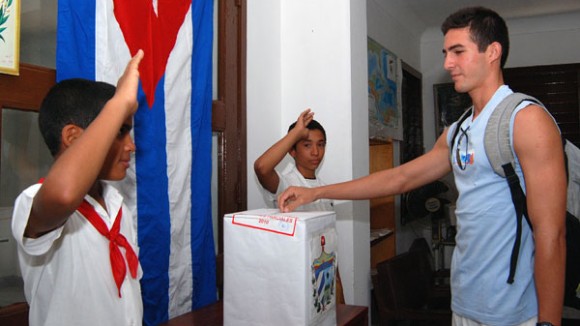 Jóvenes amancieros, presentes Jóvenes amancieros, presentes