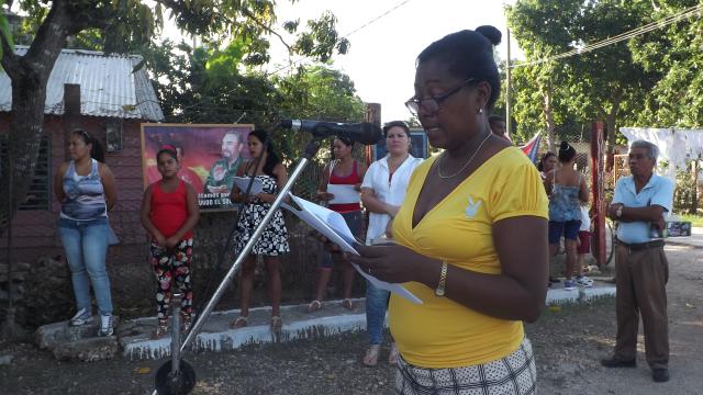Caridad Tornet, delegada de la circunscripción 13, Jardín, presenta informe al barrio. Foto: Niria Isabel Cardoso Estrada Caridad Tornet, delegada de la circunscripción 13, Jardín, presenta informe al barrio. Foto: Niria Isabel Cardoso Estrada