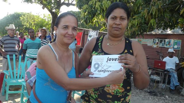 Estimulo a quienes se destacan en el trabajo de la organización de masas en la comunidad. Foto: Niria Isabel Cardoso Estada Estimulo a quienes se destacan en el trabajo de la organización de masas en la comunidad. Foto: Niria Isabel Cardoso Estada