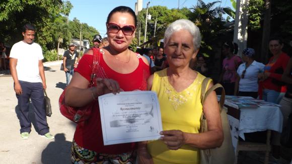Reconocimiento a miembros destacados de la comunidad. Foto: Niria Isabel Cardoso Estrada. Reconocimiento a miembros destacados de la comunidad. Foto: Niria Isabel Cardoso Estrada.