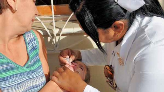 Inmunizan a niños tuneros contra la poliomielitis