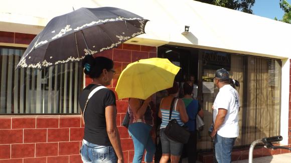 Uso de medios para protegerse de la insidencia directa de los rayos solares. Foto: Niria Isabel Cardoso Estrada Uso de medios para protegerse de la insidencia directa de los rayos solares. Foto: Niria Isabel Cardoso Estrada