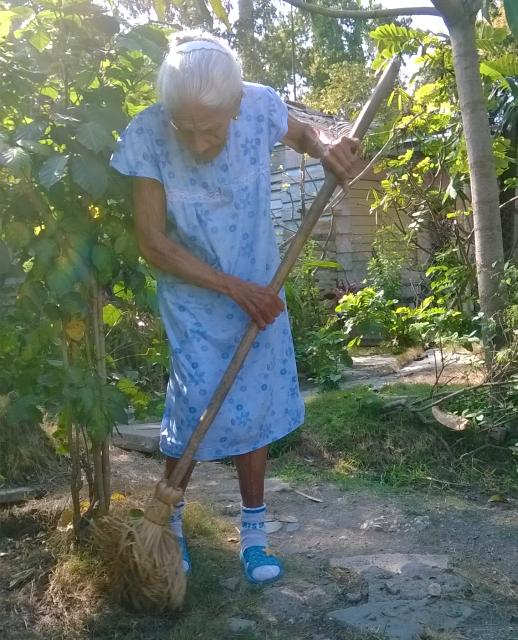 Emilia no permite que en su patio la hierva se apodere del terreno. Foto: Bárbara Borrás Aguilar.