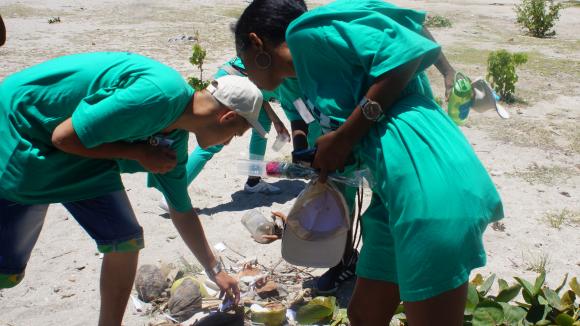Contribuyen jóvenes al saneamiento de la Playa Guayabal. Foto: Bárbara Borrás Aguilar Contribuyen jóvenes al saneamiento de la Playa Guayabal. Foto: Bárbara Borrás Aguilar