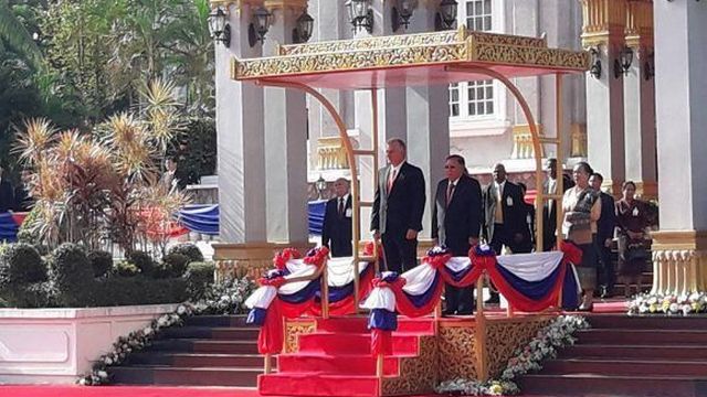 El presidente cubano es recibido por el Presidente Bounnhang Vorachith, en el Palacio Presidencial de Laos. Foto: Estudios Revolución