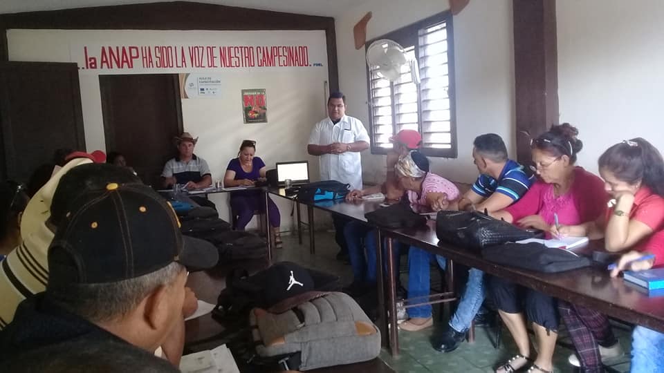 El doctor José Antonio Guerra Pérez capacita a los directivos campesinos sobre el nuevo Coronavirus. Foto: Danay Naranjo Viñales