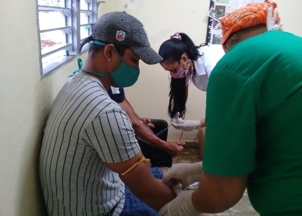 Campesinos donan sangre voluntariamente en Amancio. Foto: Niria Isabel Cardoso Estrada