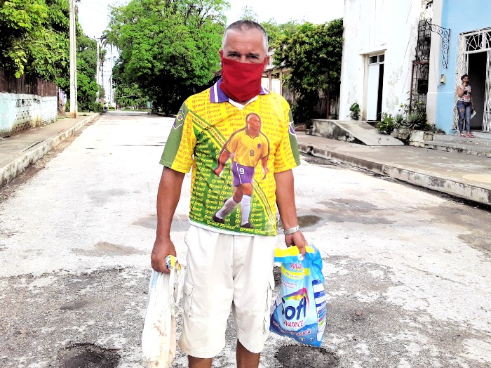 Fidel Herrera Morán, trabajador de Deportes realiza función social en tiempo de Covid. Foto: Ama Iris Figueredo Torres