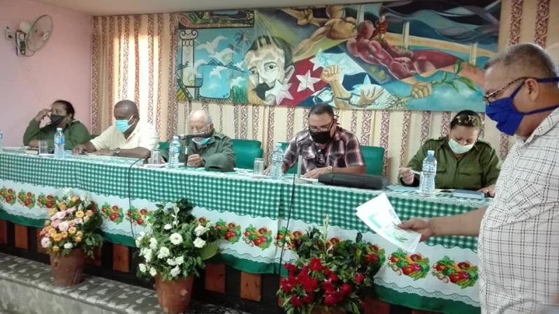 Ministro de las FAR chequea Proyecto Agropecuario en Amancio. Foto: Rafael Aparicio Coello