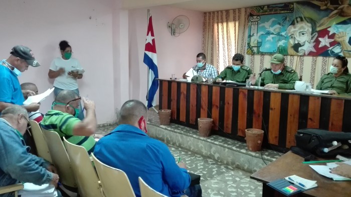 Manuel René Pérez Gallego, presidente del Consejo de Defensa en Las Tunas, evaluó la marcha de programas agroalimentarios en Amancio. Foto: Rafael Aparicio Coello Manuel René Pérez Gallego, presidente del Consejo de Defensa en Las Tunas, evaluó la marcha de programas agroalimentarios en Amancio. Foto: Rafael Aparicio Coello