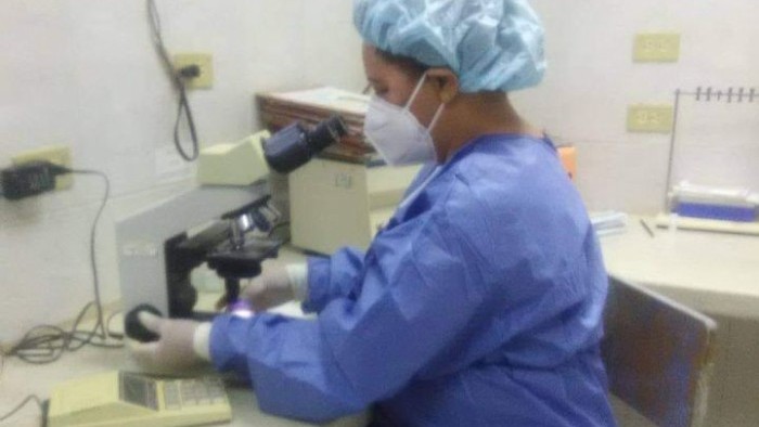 Licenciada en Laboratorio Clínico Aida Rosa Cardoso Estrada en su puesto de trabajo