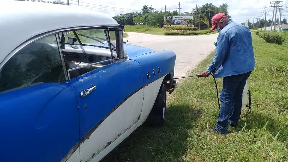 Desinfección de vehículo en punto de control a la entrada de Amancio. Foto: Danay Naranjo Viñales