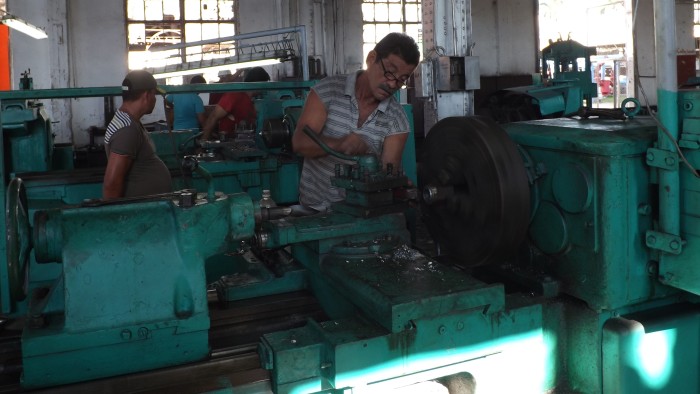 Reparación de la industria azucarera en Amancio. Foto: Danay Naranjo Viñales