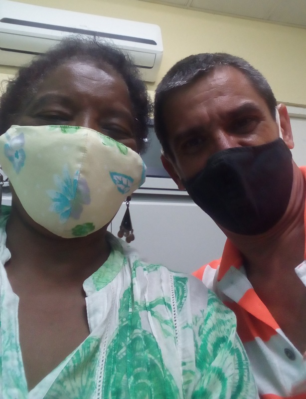 El periodista Conrado Vives junto a Maria Salomé Campanioni.