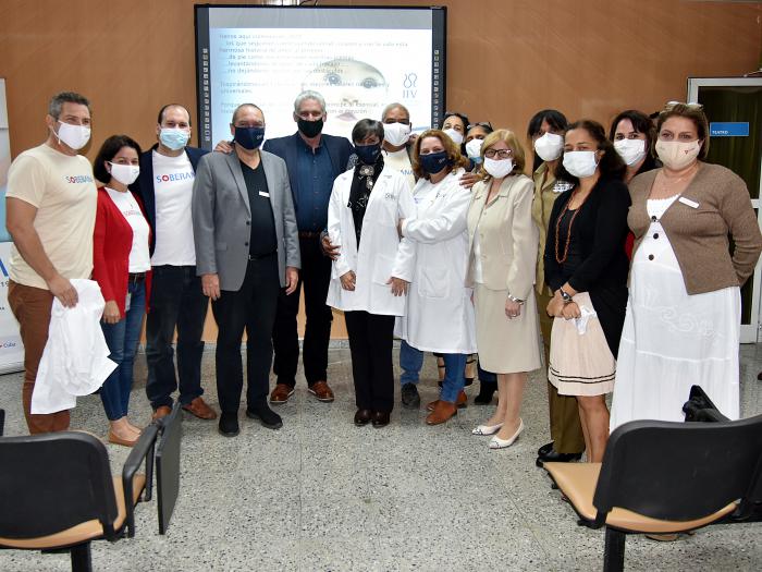 En la visita del Presidente Díaz-Canel al Instituto Finlay de Vacunas, se ratificó la capacidad del país para inmunizar a la población cubana contra el virus SARS-COV-2 en el primer semestre de 2021. Foto: Estudios Revolución