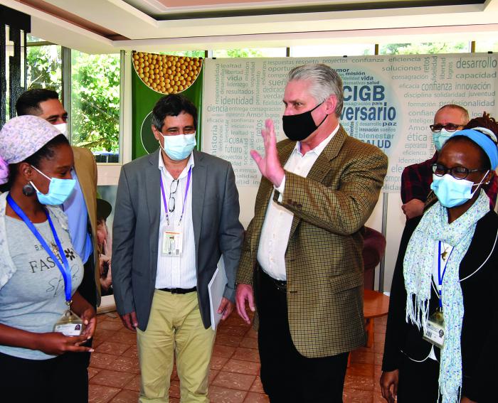  El Presidente cubano ha pulsado en el terreno los avances de la ciencia cubana frente a la COVID-19. Foto: Estudios Revolución 
