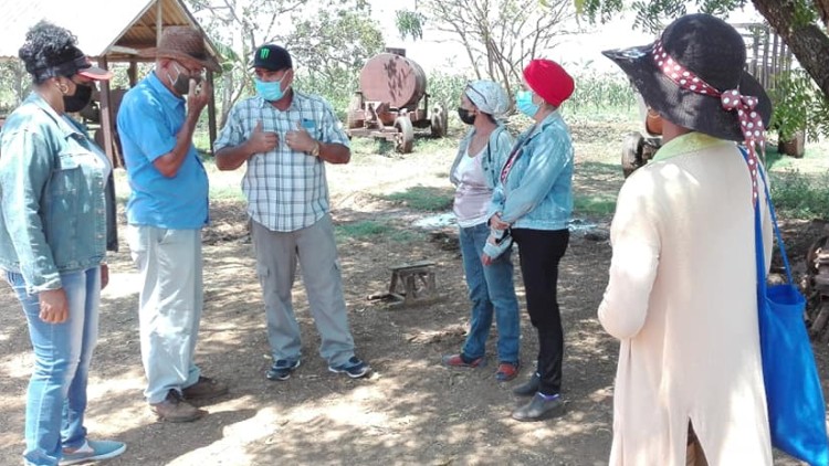 Una parada obligada en tierras del campesino Rogelio Nieto Pin y el compromiso de incrementar las entregas de alimentos a la población. Foto: Rafael Aparicio Coello Una parada obligada en tierras del campesino Rogelio Nieto Pin y el compromiso de incrementar las entregas de alimentos a la población. Foto: Rafael Aparicio Coello