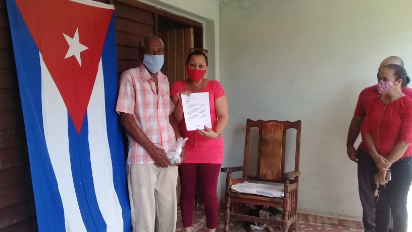 Reconocen en Amancio a fundadores del PCC. Foto: Danay Naranjo Viñales