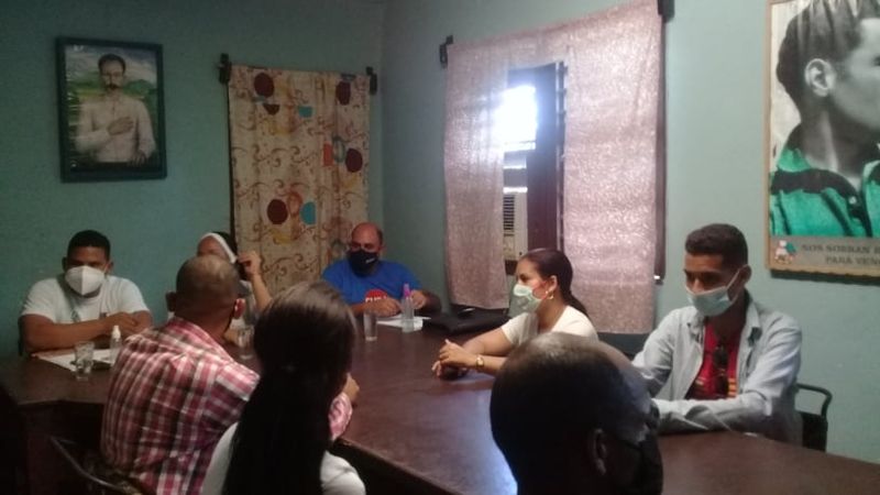 Intercambia primer secretario de  la  UJC en Las Tunas con jóvenes amancieros. Foto: Danay Naranjo Viñales