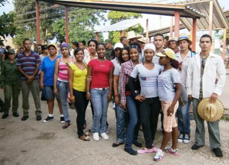 Jóvenes amancieros reeditan paso de las columnas del Che y Camilo por el municipio de Amancio.Foto Edilberto Revolta Falls
