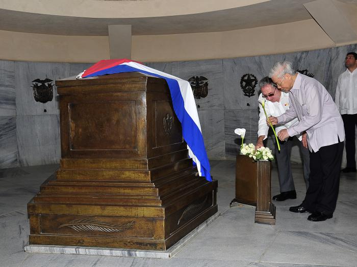 El homenaje en Santa Ifigenia comenzó con flores blancas para el Apóstol cubano en el mausoleo que resguarda sus restos. Foto: Estudios Revolución 