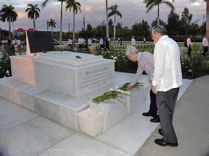 El distinguido visitante colocó flores ante la tumba de la Madre de la Patria, Mariana Grajales. Foto: Estudios Revolución 