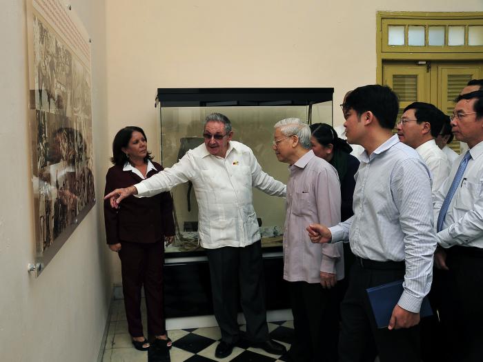De primera mano y entre anécdotas narradas por el General de Ejército, el dirigente vietnamita supo de las atrocidades cometidas por la tiranía batistiana contra los asaltantes. Foto: Estudios Revolución 