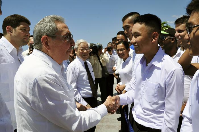 Raúl y Nguyen Phu Trong compartieron con estudiantes vietnamitas y santiagueros al llegar al aeropuerto internacional Antonio Maceo. Foto: Estudios Revolución 