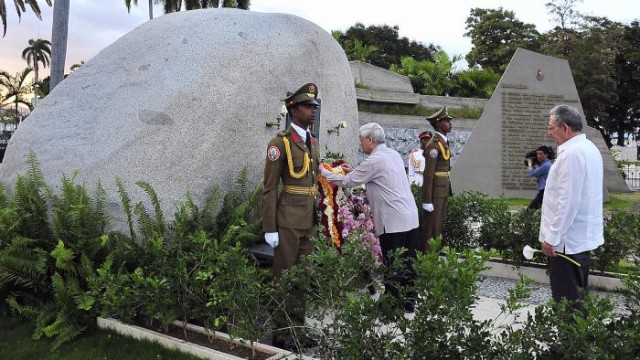 Nguyen Phu Trong depositó una hermosa ofrenda floral dedicada al líder la Revolución Cubana. Foto: Estudios Revolución 