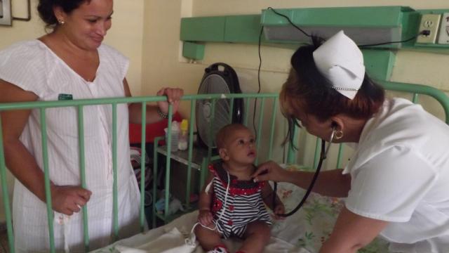 Atención al niño en sala de pediatría de Amancio. Foto: Niria Isabel Cardoso Estrada. Atención al niño en sala de pediatría de Amancio. Foto: Niria Isabel Cardoso Estrada.