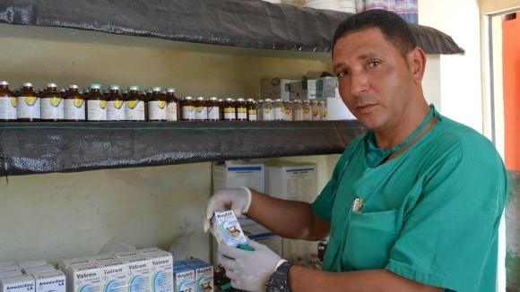 José Ricardo Montes de Oca Hernández,  médico veterinario del Centro Integral  Porcino Venezuela Libre